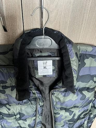 стеганый: Стеганый жилет GAP Kids, размер XL. На 10-12 лет. Камуфляжный принт — 2
