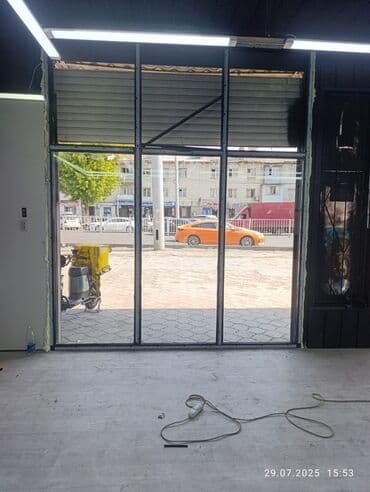 айнек эшик: Витрина, состоящая из широкого проема с большими стеклянными панелями — 2