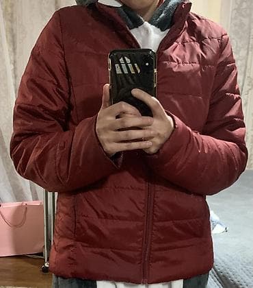 шорты хамелеон: Стёганая лёгкая куртка бордового цвета Прямой крой, длина до бёдер — 3