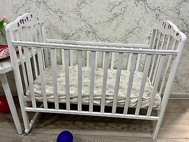 Детская деревянная кроватка классического белого цвета. - Материал