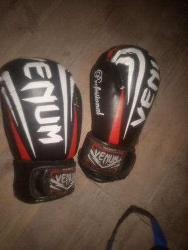 Гантели: Боксерские перчатки Venum, черно‑красно‑белые. - Тип — 1