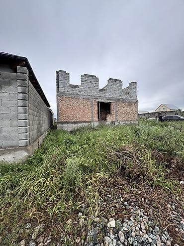вдоль речки: Срочно продается участок с недостроенным домом, 4,5 соток — 2