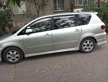 два авто: Toyota Ipsum: 2002 г., 2.4 л, Автомат, Бензин — 2