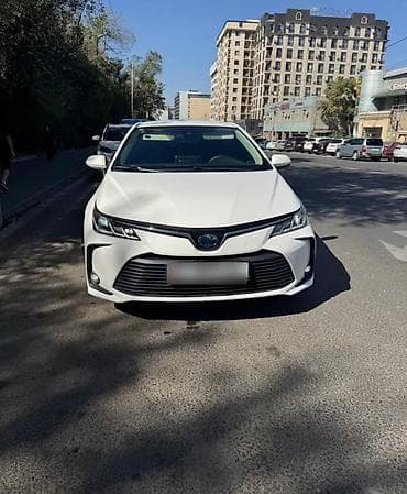 Toyota Corolla: 2021 г., 1.8 л, Вариатор, Гибрид, Седан — 2