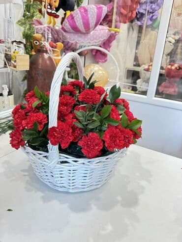 доставка букетов: Подарочная цветочная корзина в розово‑кремовых тонах. Состав: - — 2