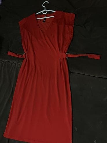 красные: Платье-миди красного цвета - Фасон: прямое с легким приталиванием - — 2