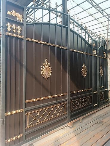 Кованные распашные ворота из металла с декоративными элементами -