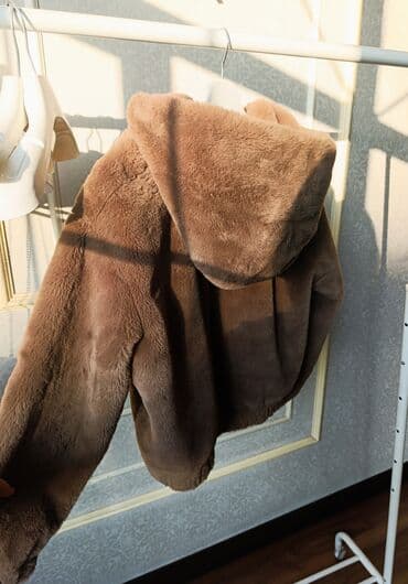 укороченная толстовка: Женская шубка‑куртка ZARA с капюшоном - Тип: укороченная куртка из — 2