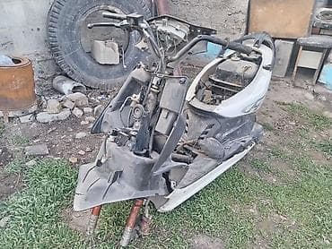 Скутер (разобранный) и комплект запчастей Описание: - Рама и пластик