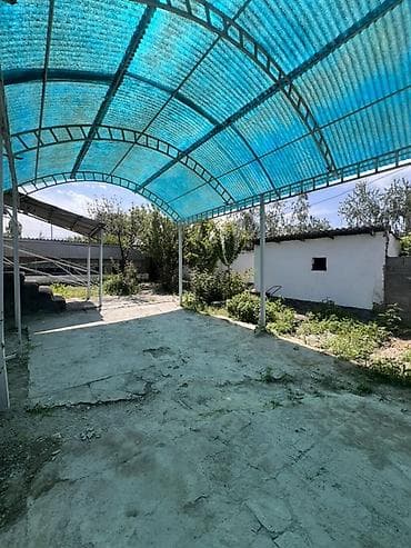 продаю дом ала тоо 1: Продаю дом В селе Кунтуу, большой двор, 4 сарая, тапчан, навес — 1
