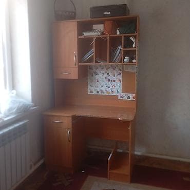 письменный стол с полками сверху: Компьютерный стол, С полками — 1