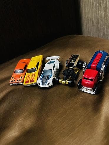 маленькие машинки: Набор металлических машинок Hot Wheels(5 шт.) - Две классические — 3