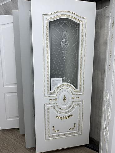 Межкомнатная дверь в классическом стиле с декоративным остеклением. -