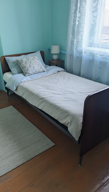 Металлическая односпальная кровать с сетчатым основанием. В наличии 4