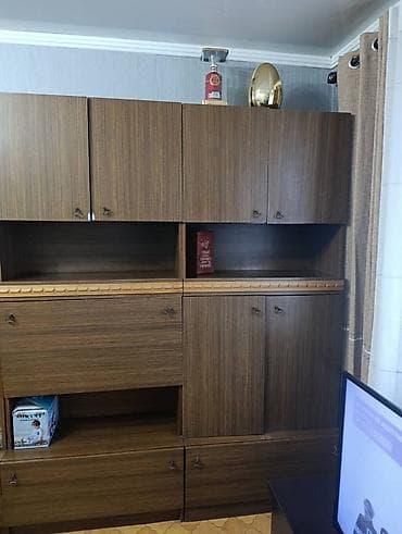 Секция/стенка для гостиной с зеркальным стеклянным сервантом -