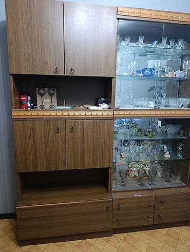 большой обеденный стол: Секция/стенка для гостиной с зеркальным стеклянным сервантом - — 3
