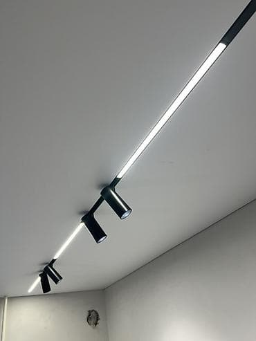 трек потолок: Линейные и точечные светильники для натяжных потолков - Современные — 1