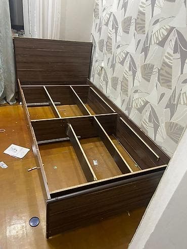 bunk bed: Кровать с матрасом, нужно обновить фанеру и заменить или починить одну — 1