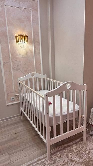 Продаю детскую кроватку с качающимся маятником, состояние новое