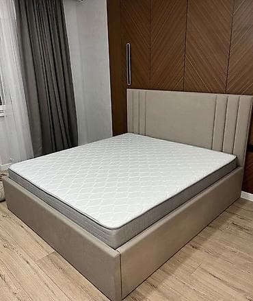 Двуспальная кровать с мягким изголовьем и ортопедическим матрасом. -