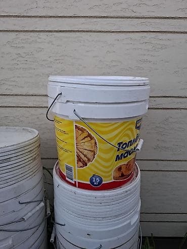 Продаю Пластиковые ведра с крышками и металлическими ручками как новый at lalafo.kg Продаю Пластиковые ведра с крышками и металлическими ручками как новый