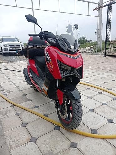 скутер водный: Скутер/макси-скутер Jet Moto - Яркий красно‑черный дизайн — 1