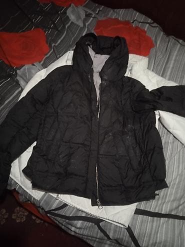 Утеплённая куртка-пуховик черного цвета с капюшоном. - Прямой крой