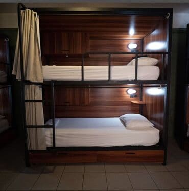 двухъярусные кровати из металла: Металлические двухъярусные кровати «капсульного» типа для — 9