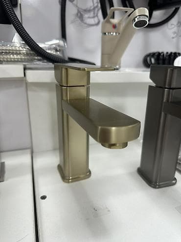 Смеситель для умывальника, однорычажный, цвет матовое золото. -