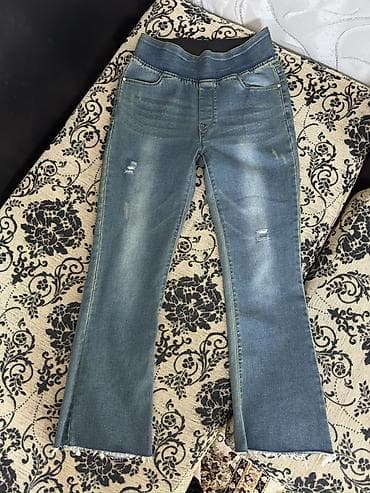 Джинсы женские из эластичного денима с эффектом потертостей. -