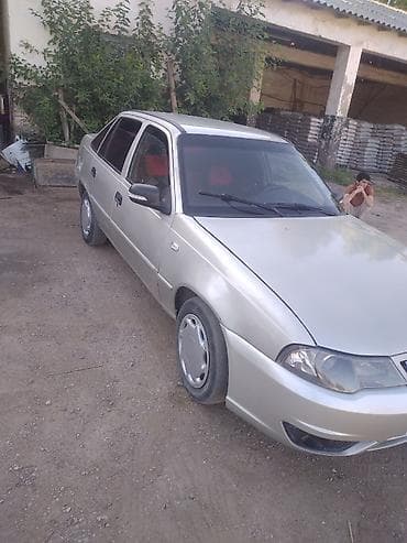 byd e7: Седан серебристого цвета. Основные характеристики и оснащение: - — 3