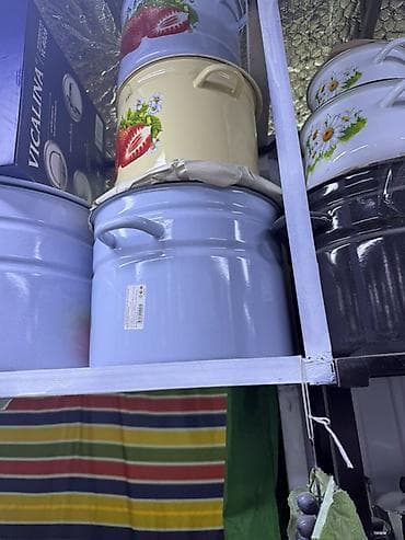 Набор кухонной посуды и аксессуаров - Эмалированные кастрюли разных
