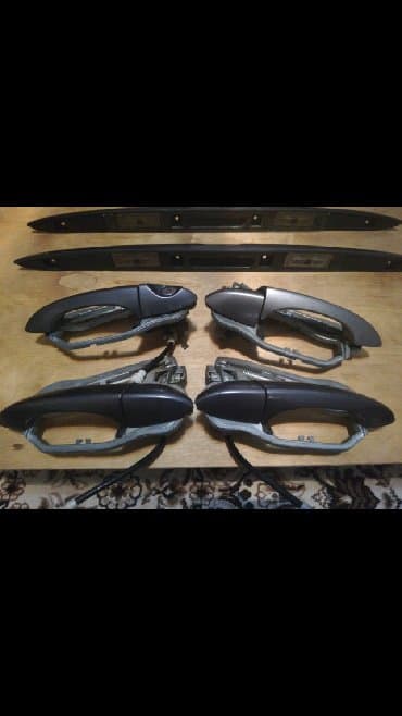 Бмв е53 х5 ручки дверей и планка багажника.все запчасти на бмв