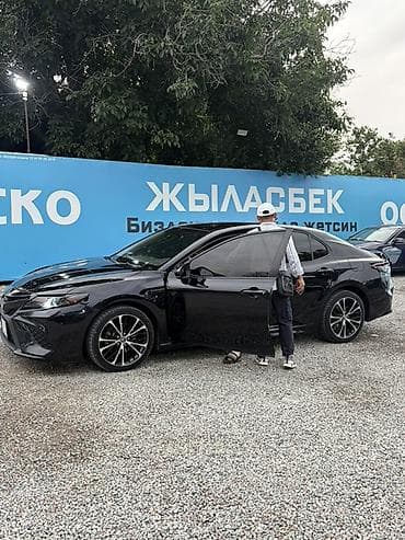бизнем: Toyota Camry: 2018 г., 2.5 л, Автомат, Бензин, Седан — 2