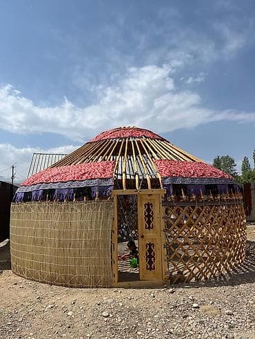 юрта деревянная: Традиционная юрта с прочным деревянным каркасом и войлочным покрытием — 9