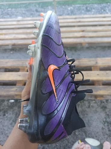конструирование одежды: Футбольная бутса Nike для игры на натуральном газоне с металлическими — 3