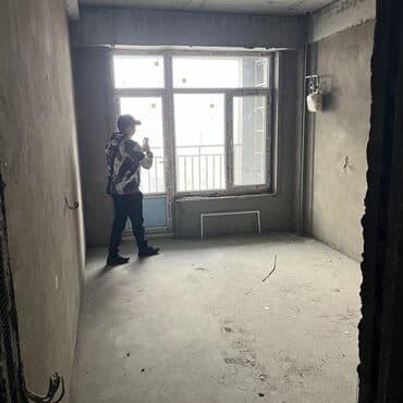 срочно продаётся 1 комнатная квартира в районе ошского рынка по улице молодая гвардия токтогула: 1 комната, 48 м², Элитка — 4