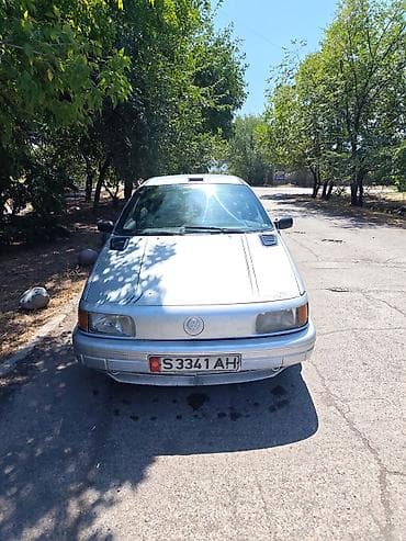 Volkswagen Passat: 1989 г., 1.6 л, Механика, Бензин, Седан