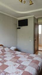 срочно продаётся 1 комнатная квартира в районе шлагбаум по улице кенсуйская 17 пересекает интергельпо: Студия, Душевая кабина, Постельное белье, Кондиционер — 8