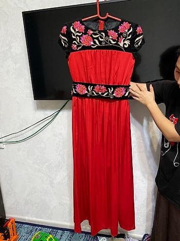 red centr: Платье из натурального шелка, сшито на заказ, ручная вышивка 🪡 одето — 2