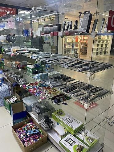 o store: Стеклянная витрина 3м × 2м Описание: Продаю большую стеклянную — 2