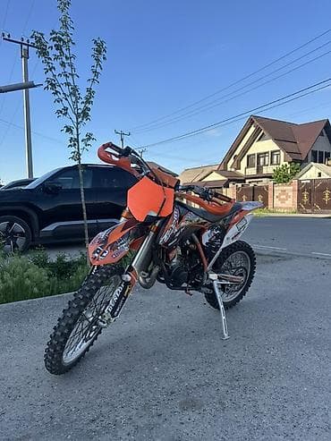 питбайк ктм: Кроссовый мотоцикл KTM (оранжево‑черный), двухтактный. Основные — 1