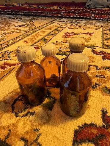 крышки на бутылки: Стеклянные аптечные флаконы коричневого (янтарного) цвета с винтовыми — 4