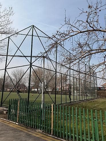 фудболный поле: Футбольное поле с искусственным покрытием и высоким сетчатым — 3