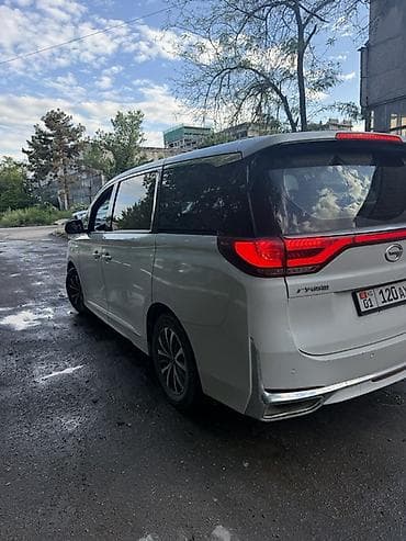 GAC: GAC Trumpchi M8(минивэн) - Кузов: белый, 5‑дверный минивэн — 4