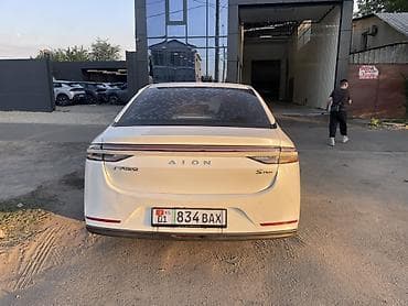 GAC Aion S Plus — полностью электрический седан в белом цвете — 5