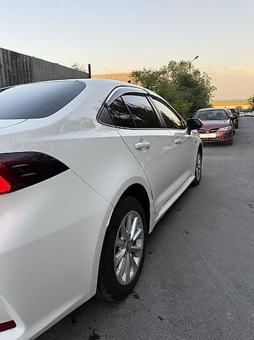 byd e2 2023: Toyota Corolla: 2020 г., Гибрид, Седан — 4