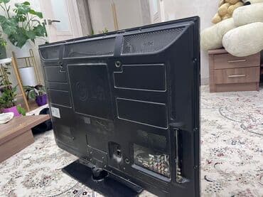 Телевизор LG, диагональ примерно 32–37 дюймов (по габаритам корпуса)