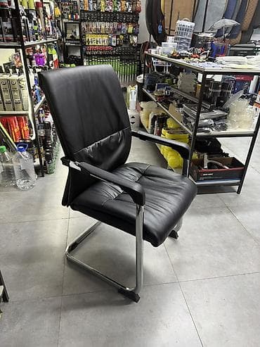 офисные стул: Офисное кресло, Без колесиков, цвет - Черный, Экокожа — 1