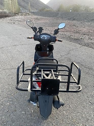 5 5 compressor: Скутер 50–150 см³ (визуально класс 125), городской/пригородный, серый — 5